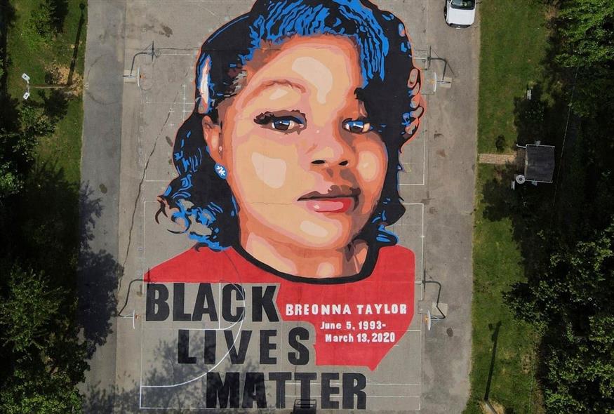 Το πορτραίτο της Μπριόνα Τέιλορ, ζωγραφισμένο σε δρόμο του Κεντάκι (φωτογραφία αρχείου/ Associated Press)