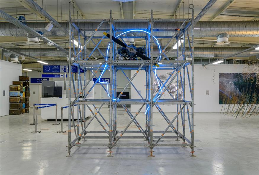 Άντα Πετρανάκη, Elegy for a Sleeping Engine «Στο επίκεντρο του έργου υπάρχει η μηχανή αεροπλάνου του Αλέξανδρου Ωνάση» λέει ο κ. Πράπογλου (Copyright: Christos Simatos)