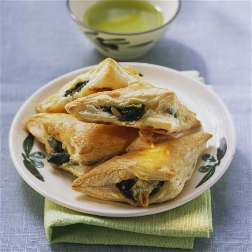 Σπανακοπιτάκια με κουκουνάρι | Εικόνα: Αρχείο ICookGreek