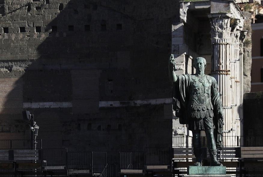 Άγαλμα του Ιουλίου Καίσαρα στη Ρώμη (Associated Press)