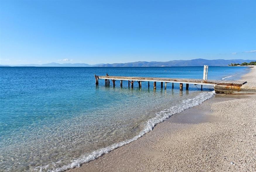 Οι τελευταίες βουτιές της σεζόν στην παραλία της Κινέτας | © Χριστίνα Τσαμουρά