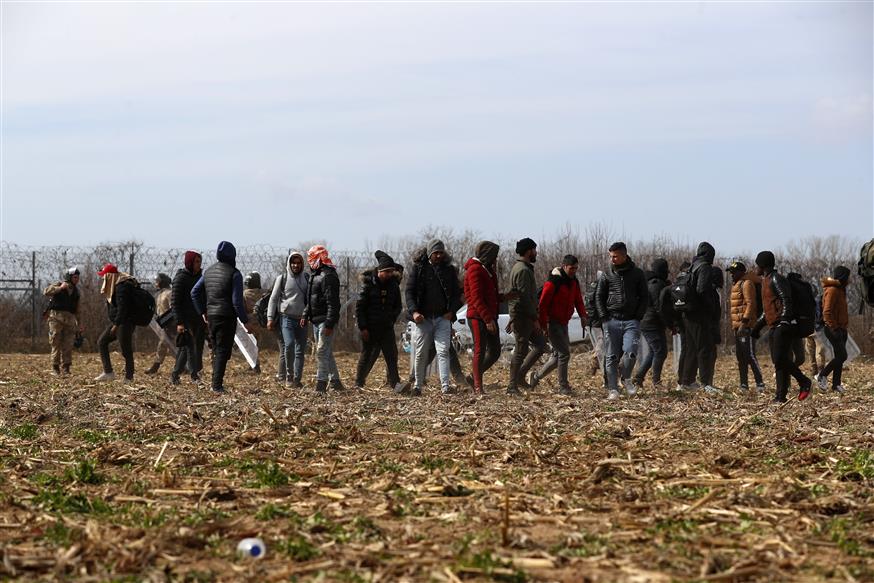 Πρόσφυγες και μετανάστες στα ελληνοτουρκικά σύνορα (AP Photo/Darko Bandic)