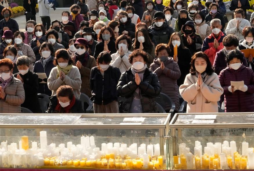 Συλλογική προσευχή σε βουδιστικό ναό της Σεούλ από γονείς για την επιτυχία των παιδιών τους στις εξετάσεις (Ahn Young-joon/AP)
