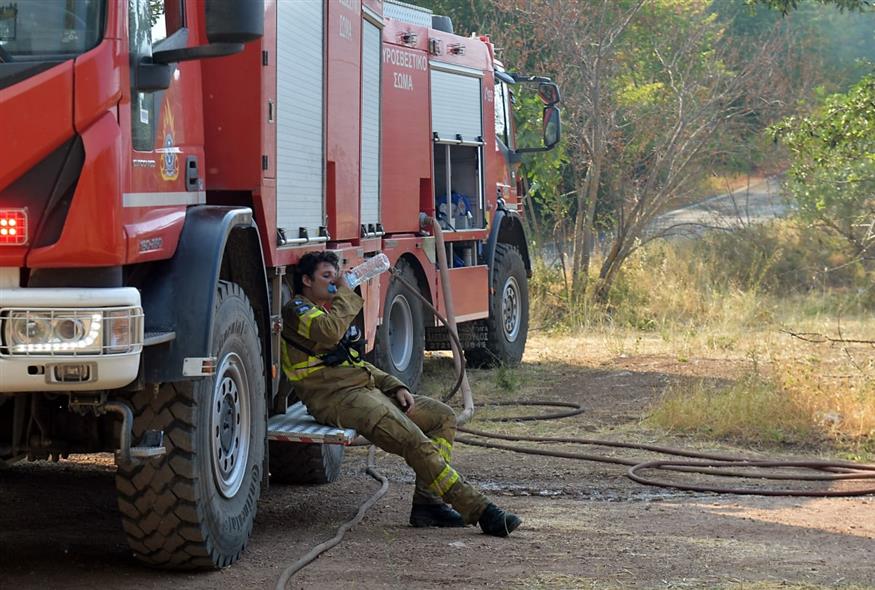 Μάχη με τις αναζωπυρώσεις δίνουν επίγειες και εναέριες δυνάμεις στα Κύθηρα (EUROKINISSI)