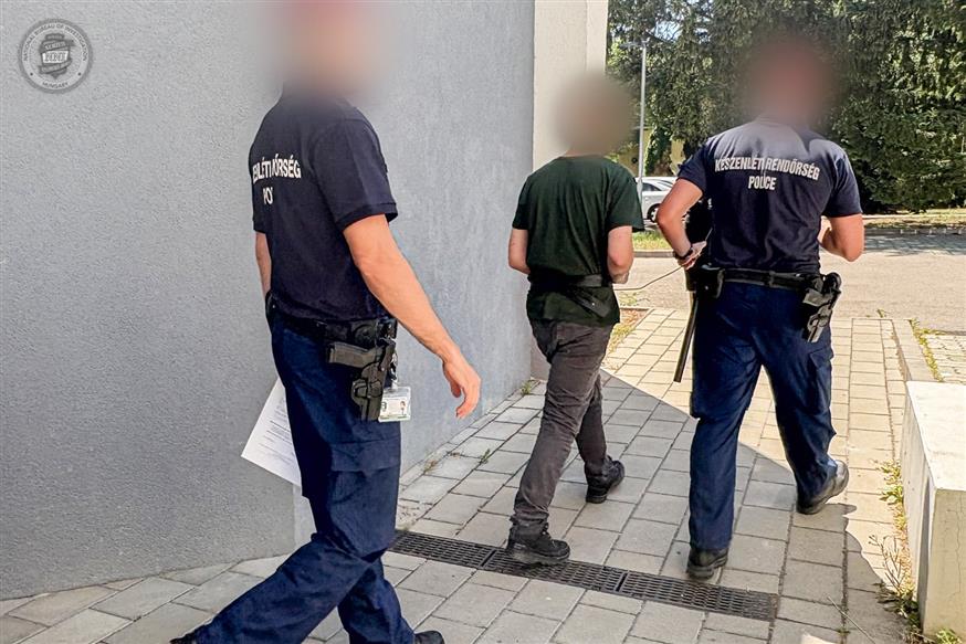 Καρέ - καρέ οι έρευνες στο σπίτι του 30χρονου κανιβάλου, στη Βουδαπέστη (police.hu) Καρέ - καρέ οι έρευνες στο σπίτι του 30χρονου κανιβάλου, στη Βουδαπέστη (police.hu)