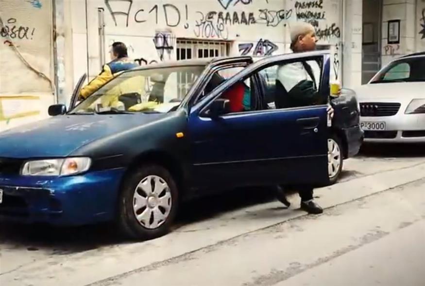 Ηλικιωμένοι ζουν σε αυτοκίνητο στην Κυψέλη (screenshot)