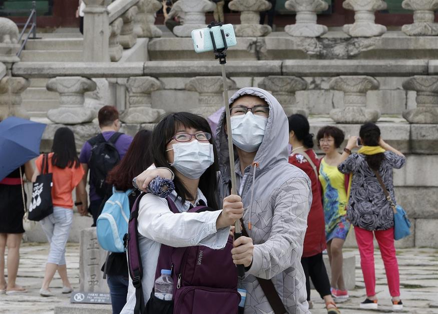 Ακόμα και οι selfies με μάσκα στην Κίνα. Smile... (AP Photo/Ahn Young-joon)