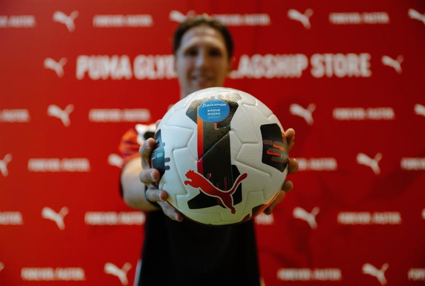 Super League: Ο Παναγιώτης Ρέτσος παρουσίασε την επίσημη μπάλα του Πρωταθλήματος
