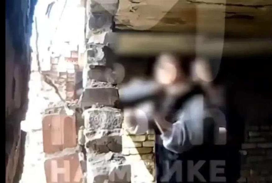 Ρωσία: Η στιγμή που δύο ανήλικες ρίχνουν τοίχο σε εγκαταλελειμμένο σπίτι