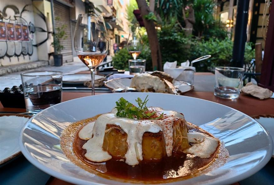 Κόκορας κοκκινιστός αλά Νίκος Καραθάνος στο Ateno | © Χριστίνα Τσαμουρά