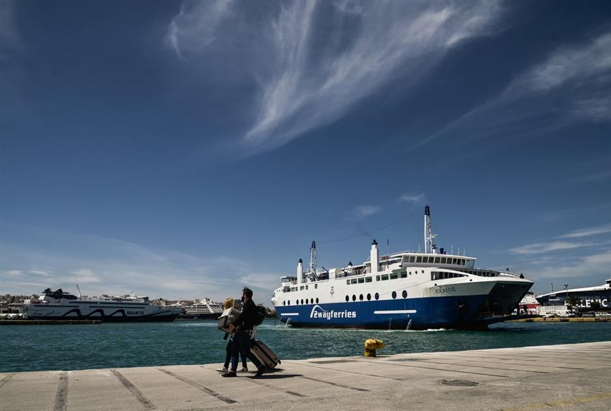 Ταξιδιώτες στο λιμάνι του Πειραιά/EUROKINISSI