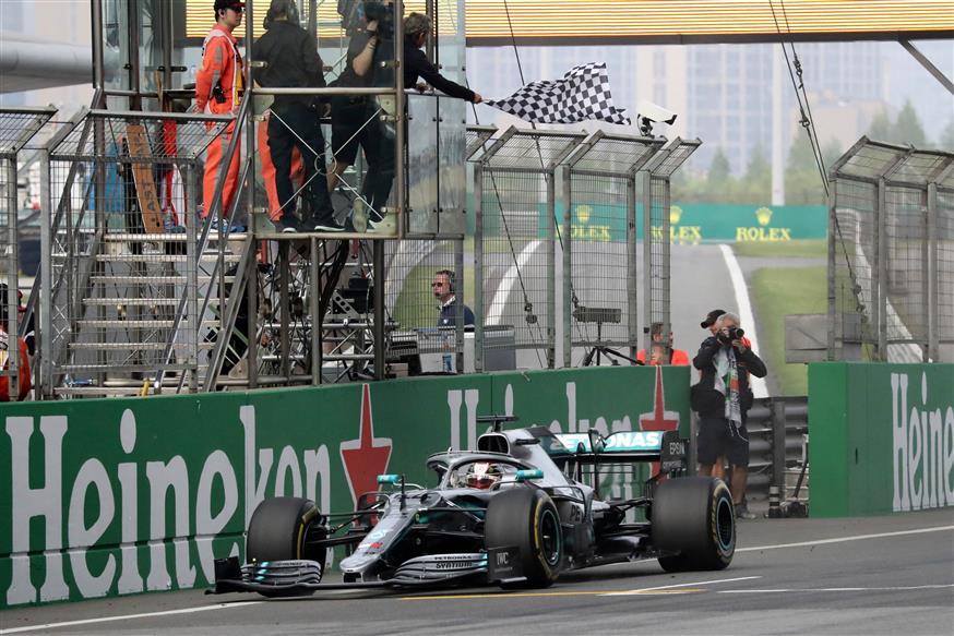 Ο Λιούις Χάμιλτον περνάει πρώτος τη γραμμή τερματισμού στο 1000ό γκραν πρι στην ιστορία της Formula 1 (AP)