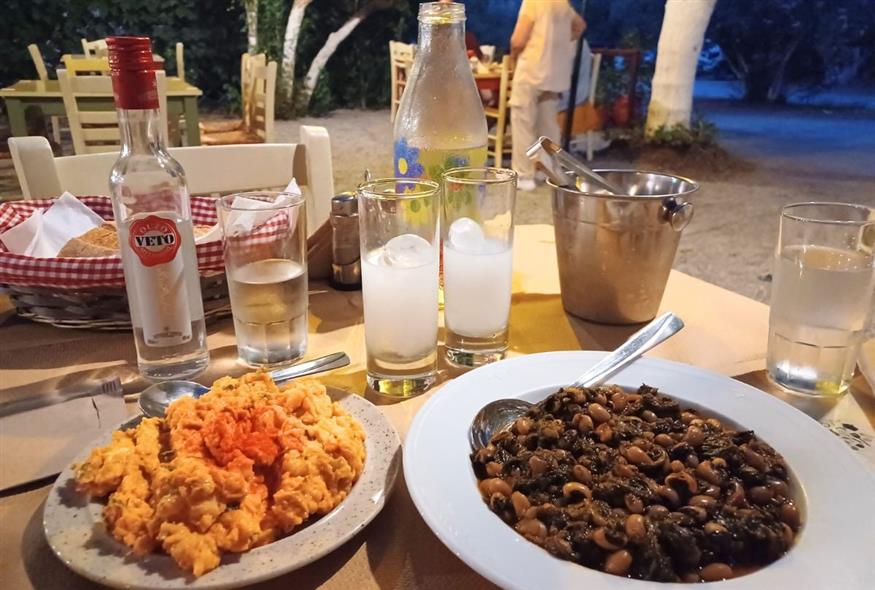 Το τέλειο σκιερό καταφύγιο για τις μπίρες και τα ουζάκια | ©Χριστίνα Τσαμουρά Το τέλειο σκιερό καταφύγιο για τις μπίρες και τα ουζάκια | ©Χριστίνα Τσαμουρά