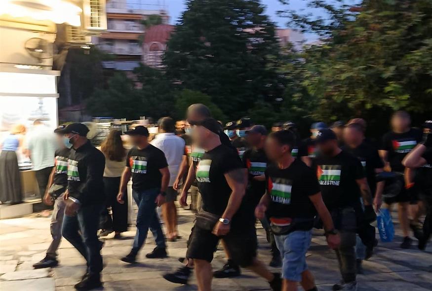 Μέλη του Ρουβίκωνα με μπλουζάκια με τη σημαία της Παλαιστίνης (FACEBOOK)