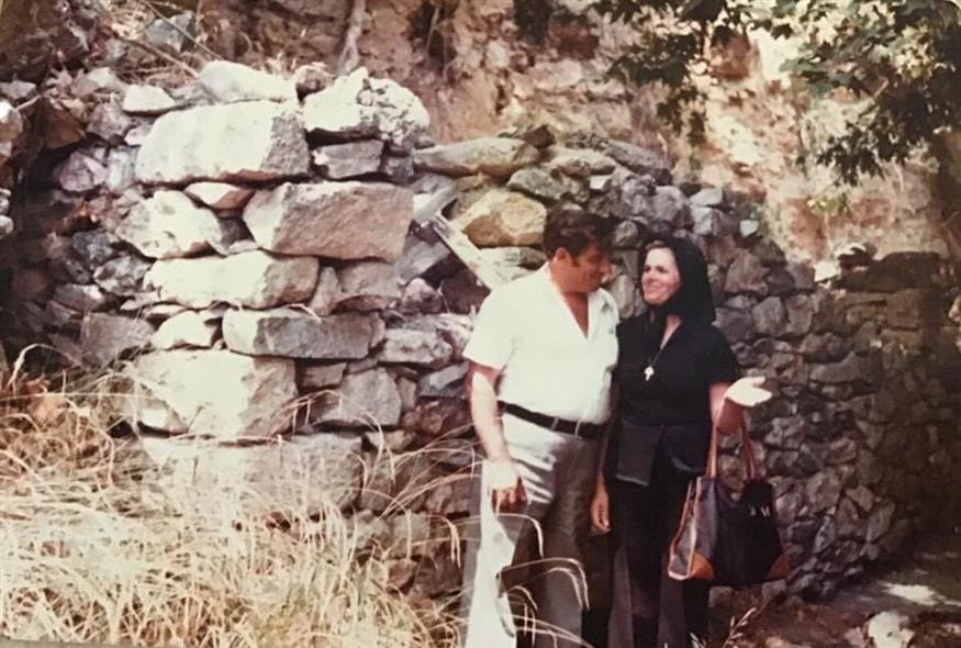 O Γιώργος Παπαπαναγιώτου με τη σύζυγο του το 1978 στα χαλάσματα του νερόμυλου που τότε ήταν σε καλύτερη κατάσταση / φωτογραφία ethnos.gr Κώστας Ασημακόπουλος
