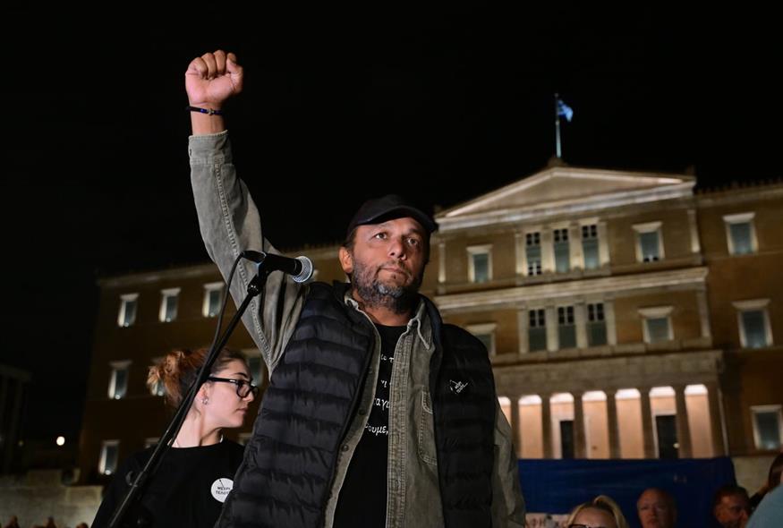 Οι εικόνες αλληλεγγύης που τόσο έχουμε ανάγκη: Το Σύνταγμα την Κυριακή «ούρλιαξε» για Δικαιοσύνη