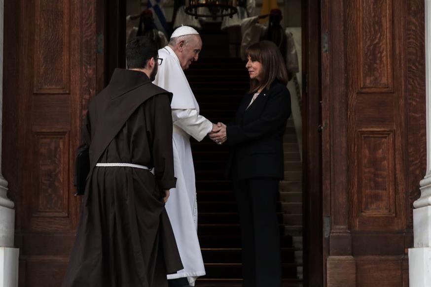 Η Πρόεδρος της Δημοκρατίας υποδέχεται τον Πάπα - ΓΙΑΝΝΗΣ ΠΑΝΑΓΟΠΟΥΛΟΣ/EUROKINISSI