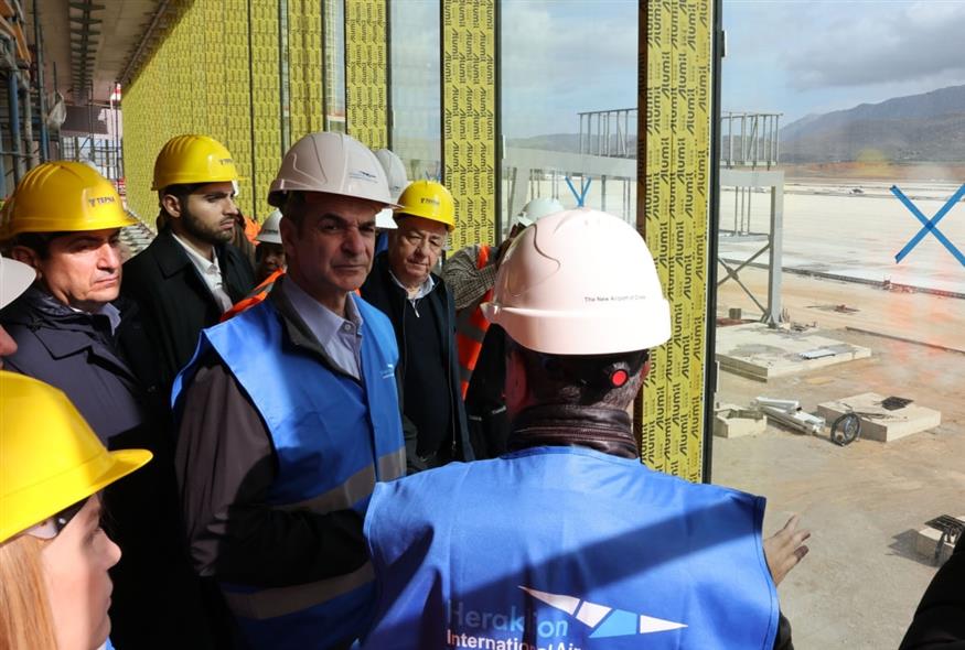Επίσκεψη Μητσοτάκη στον νέο Διεθνή Αερολιμένα Ηρακλείου, στο Καστέλι (EUROKINISSI) Επίσκεψη Μητσοτάκη στον νέο Διεθνή Αερολιμένα Ηρακλείου, στο Καστέλι (EUROKINISSI)