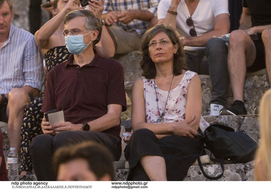 Ο Σωτήρης Τσιόδρας με τη σύζυγό του στο θέατρο της Επιδαύρου (Copyright: NDP Photo)