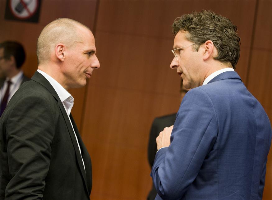 Ο Γιάνης Βαρουφάκης συνομιλεί με τον Γερούν Ντάισελμπλουμ σε ένα από τα κρίσιμα Eurogroup του 2015 (Copyright: Eurokinissi)