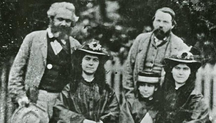 Οι κόρες του Μαρξ, η Λόρα δεξιά, ανάμεσα στον πατέρα τους και τον Ένγκλες
