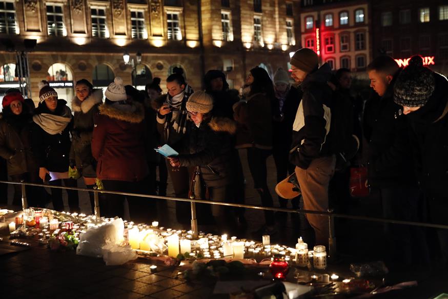 Πολίτες αποτίουν φόρο τιμής στα θύματα της τρομοκρατικής επίθεσης (AP Photo/Christophe Ena)
