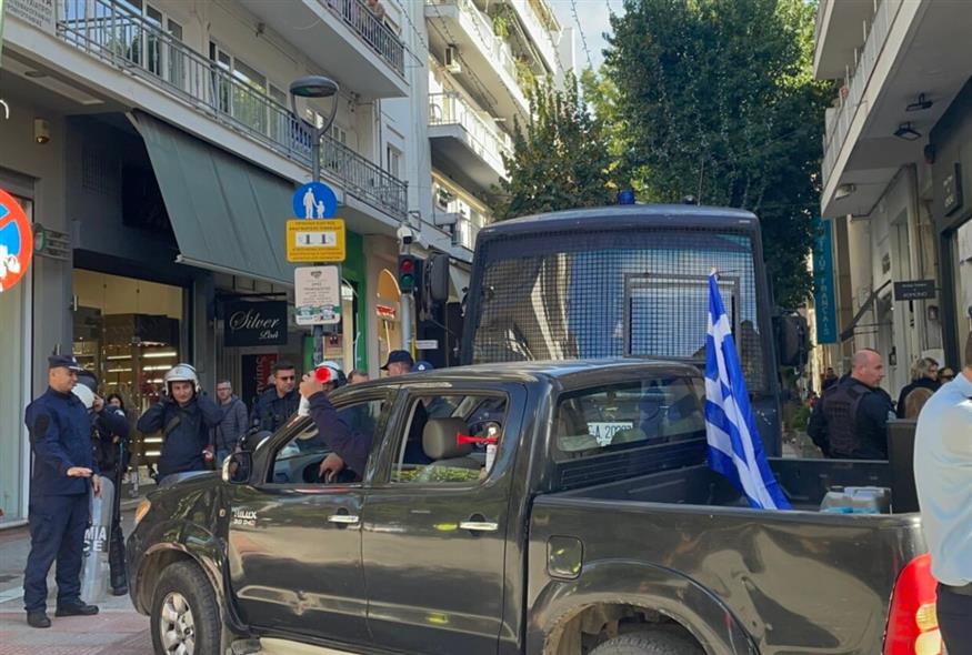 Κτηνοτρόφοι έξω από το γραφείο του Χρήστου Κέλλα (larissanet.gr)