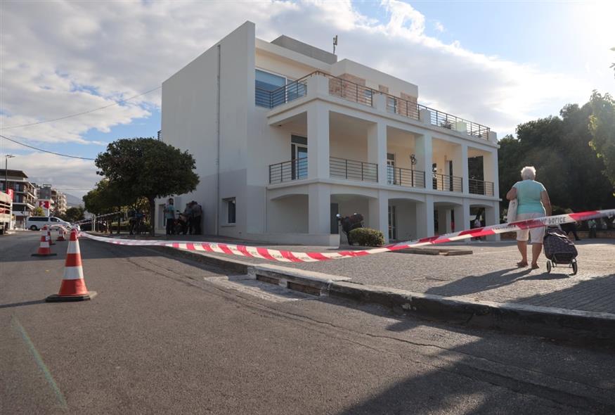 Το σημείο όπου βρέθηκε νεκρός σε κάδο ο 40χρονος στη Γλυφάδα(ΓΙΑΝΝΗΣ ΠΑΝΑΓΟΠΟΥΛΟΣ/EUROKINISSI)