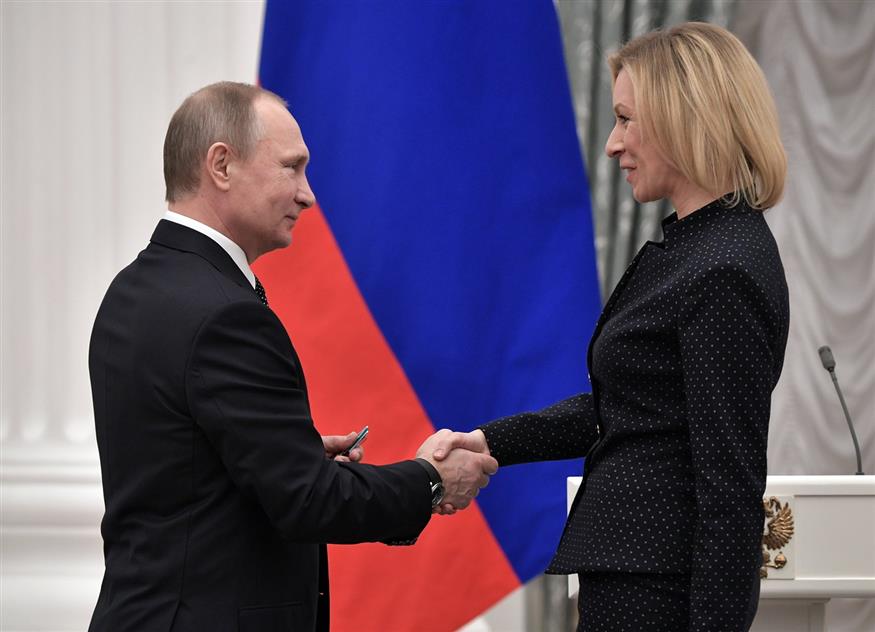 Η Μαρία Ζαχάροβα με τον πρόεδρο της Ρωσίας Βλαντιμίρ Πούτιν (Alexei Druzhinin/Sputnik, Kremlin Pool Photo via AP)