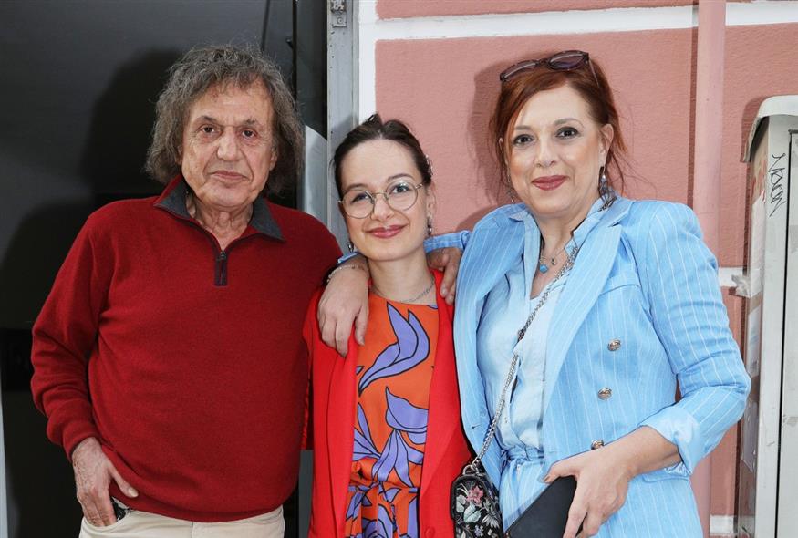 Η Ελένη Ράντου μαζί με τον Βασίλη και τη Νικολέττα Παπακωνσταντίνου (Copyright: NDP)