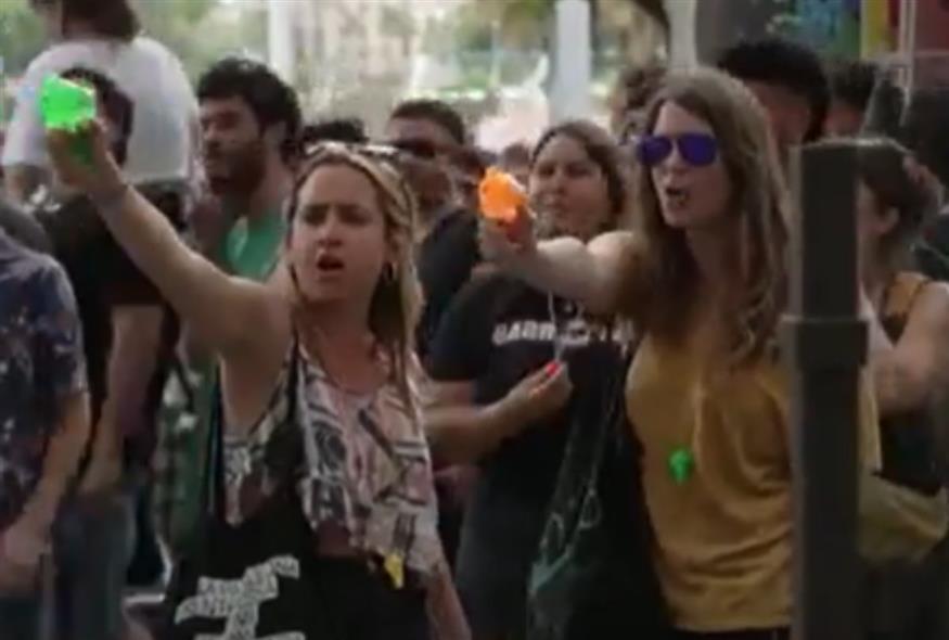 Διαδηλωτές στη Βαρκελώνη έβρεξαν τουρίστες με νεροπίστολα/twitter