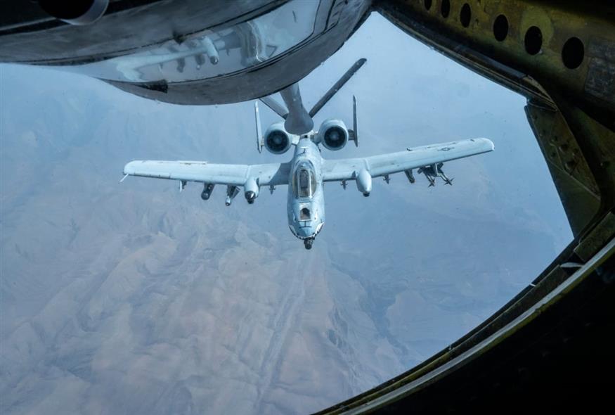 Ένα εροσκάφος A-10 Thunderbolt II της Πολεμικής Αεροπορίας των ΗΠΑ ανεφοδιάζεται με καύσιμα από ένα KC-135 Stratotanker στο Στενό του Ορμούζ (AP) Ένα εροσκάφος A-10 Thunderbolt II της Πολεμικής Αεροπορίας των ΗΠΑ ανεφοδιάζεται με καύσιμα από ένα KC-135 Stratotanker στο Στενό του Ορμούζ (AP)