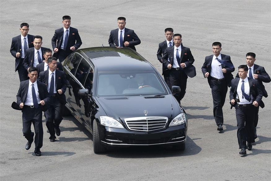 Ο Κιμ Γιονγκ Ουν μέσα στη Mercedes και έξω από αυτή οι πάνοπλοι φρουροί του (Korea Summit Press Pool via AP)