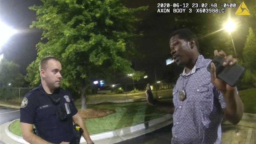 Ο Μπρουκς μιλά με τον δολοφόνο του αστυνομικό λίγο πριν πέσει νεκρός από πυροβολισμούς στην πλάτη (Ap images)