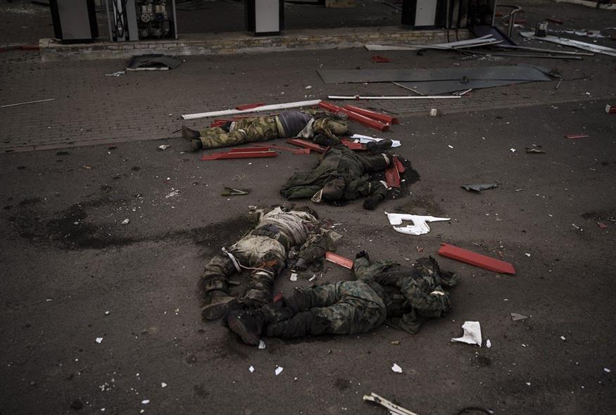 Αποτροπιασμό δημιουργεί η εικόνα με τις σορούς των στρατιωτών στο Χάρκοβο (Associated Press)