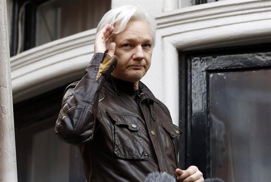 Ο ιδρυτής των Wikileaks χαιρετά υποστηρικτές του που έχουν συγκεντρωθεί έξω από την πρεσβεία του Εκουαδόρ, στο Λονδίνο, την περίοδο που είχε καταφύγει εκεί ζητώντας άσυλο (φωτογραφία αρχείου / Associated Press)