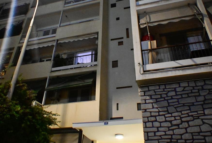 Η πολυκατοικία όπου εντοπίστηκε νεκρή με το νεογέννητό της η 34χρονη γυναίκα στα Πατήσια (ΜΙΧΑΛΗΣ ΠΑΠΑΝΙΚΟΛΑΟΥ/EUROKINISSI)