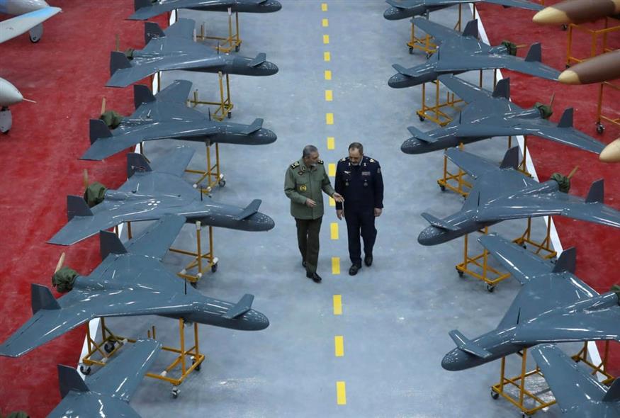 O διοικητής του στρατού Abdolrahim Mousavi συνομιλεί με τον υπουργό Άμυνας, Aziz Nasirzadeh, σε τελετή παράδοσης drones στον ιρανικό στρατό (AP)