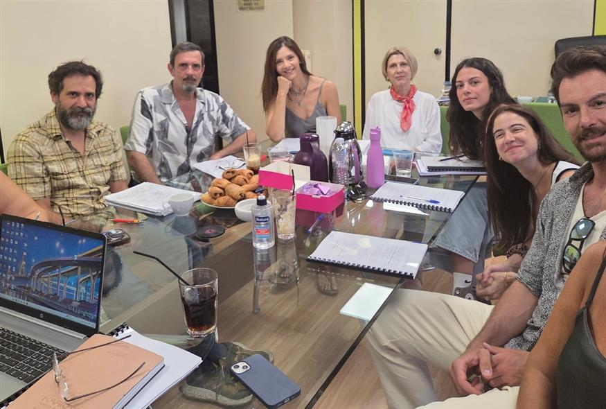 Θάλασσες μάς χώρισαν: Πρώτη ανάγνωση σεναρίου για τη νέα μίνι σειρά της ΕΡΤ | Έθνος