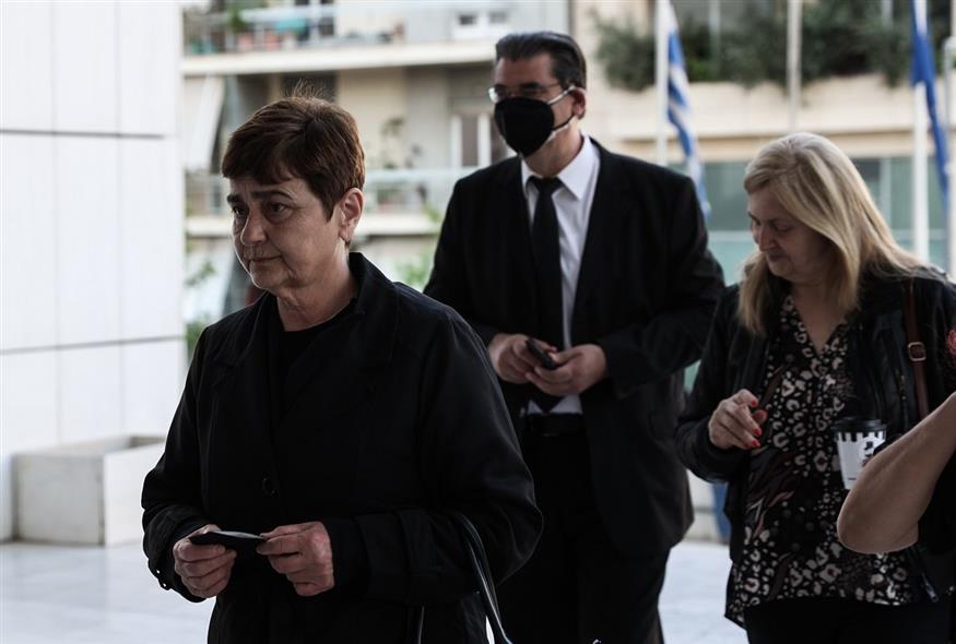 Η μητέρα της Ελένης Τοπαλούδη έξω από το δικαστήριο (Eurokinissi)