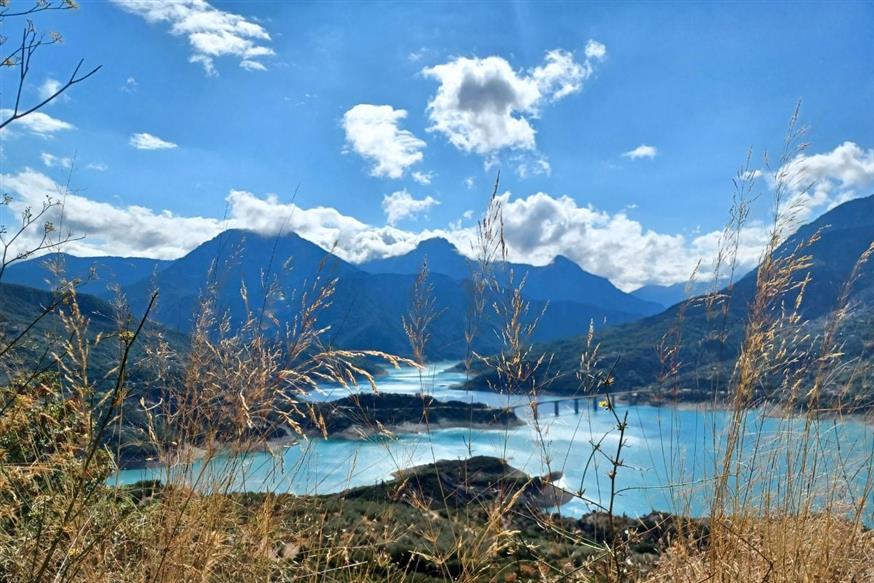 Και ξαφνικά, μες στα βουνά, το γαλάζιο θαύμα | © Χριστίνα Τσαμουρά Και ξαφνικά, μες στα βουνά, το γαλάζιο θαύμα | © Χριστίνα Τσαμουρά