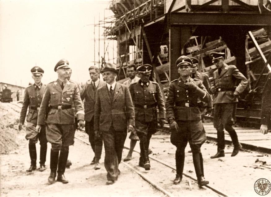 Ο Χάινριχ Χίμλερ, αριστερά, ο διαβόητος αρχηγός των SS, επισκέπτεται το εργοστάσιο της IG Farben  στο Άουσβιτς III!