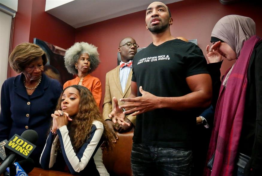 Ο Mysonne με άλλες ακτιβίστριες και ακτιβιστές και την πρόεδρο της Συνέλευσης της Νέας Υόρκης της NAACP σε συνέντευξη Τύπου (Bebeto Matthews/AP) Ο Mysonne με άλλες ακτιβίστριες και ακτιβιστές και την πρόεδρο της Συνέλευσης της Νέας Υόρκης της NAACP σε συνέντευξη Τύπου (Bebeto Matthews/AP)