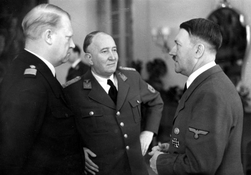 Ο Κουίσλινγκ αριστερά με τον Χίτλερ, ενώ στη μέση εικονίζεται ο υπουργός Εσωτερικών της Νορβηγίας Άλμπερτ Χάγκελιν
