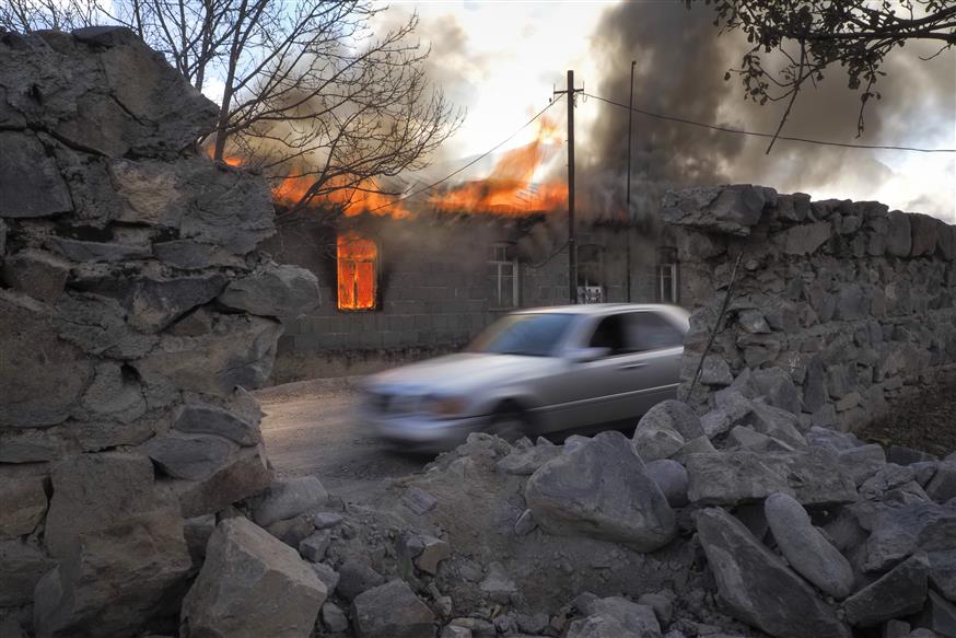 Στις φλόγες σπίτια στο Ναγκόρνο Καραμπάχ (AP Photo/Dmitry Lovetsky)