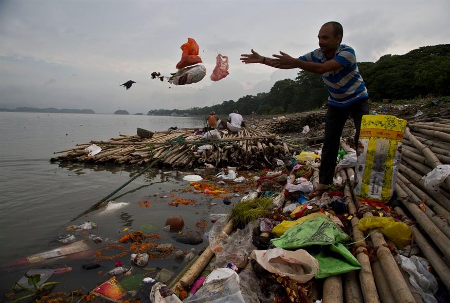 Μολυσμένος ποταμός στην Ινδία / AP Photo/Anupam Nath