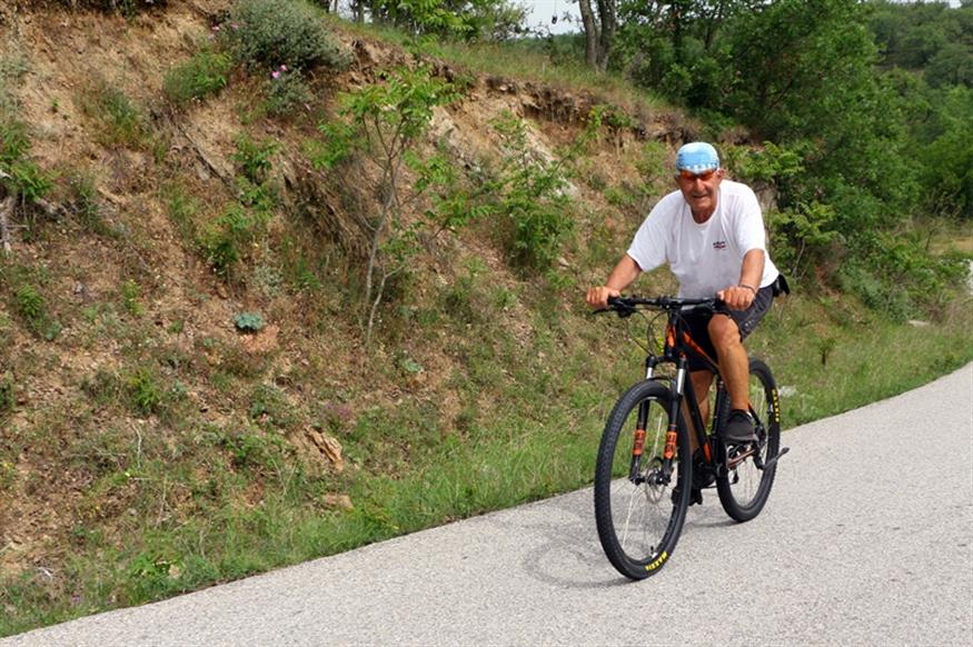 Ο 75χρονος που διανύει καθημερινά 100 χιλιόμετρα με το ποδήλατό του/ΑΠΕ - ΜΠΕ