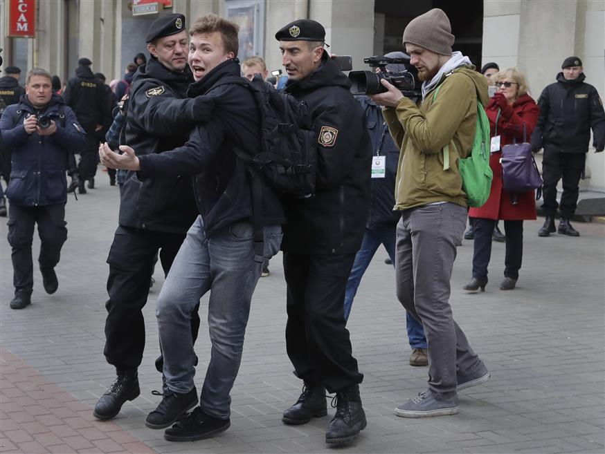 AP/Ο δημοσιογράφος Ρομάν Προτάσεβιτς σε παλαιότερη σύλληψή του από τις αρχές της Λευκορωσίας
