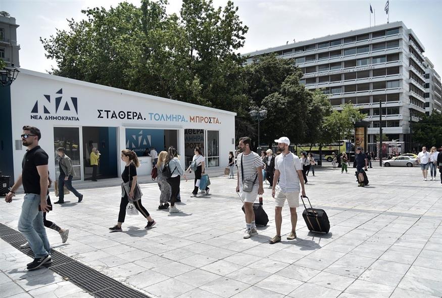 Σε προεκλογικό κλίμα και οι τουρίστες στο κέντρο της Αθήνας (InTime Photos)