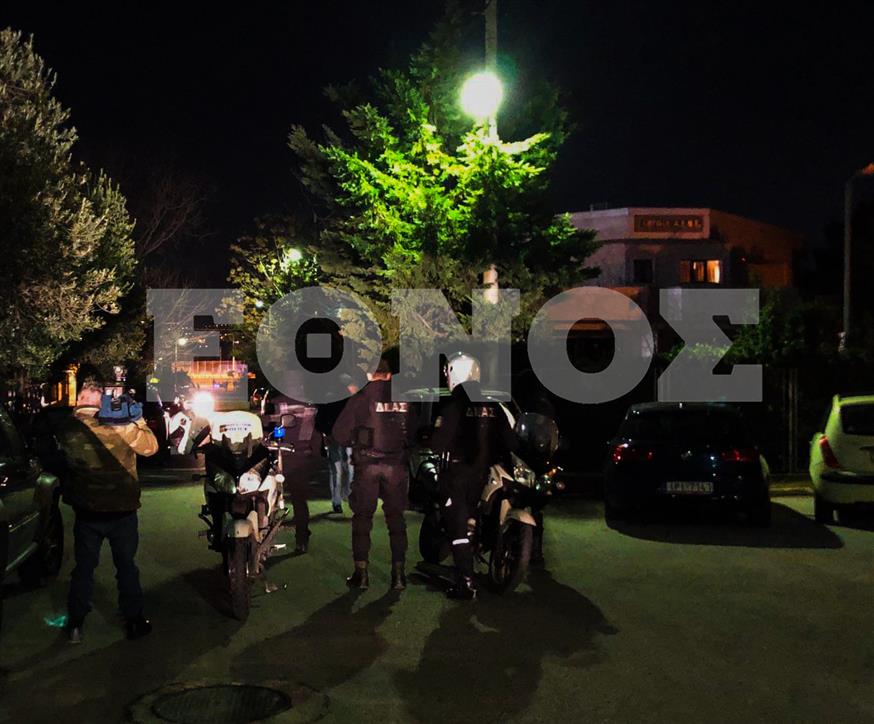 Αστυνομικές δυνάμεις στο σημείο όπου έγινε η συμπλοκή (Κώστας Στάμου-ethnos.gr)